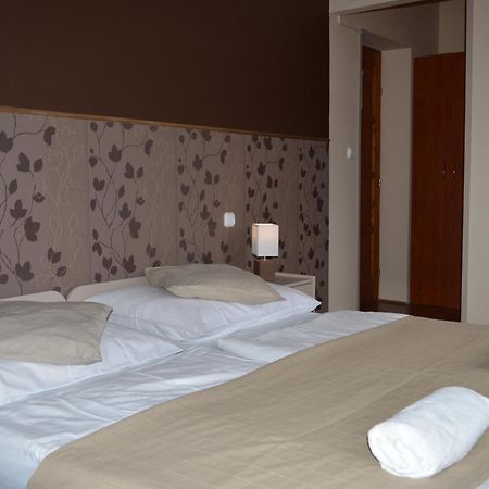 Pollushof Panzio Es Etterem Bed & Breakfast Csolnok Room photo